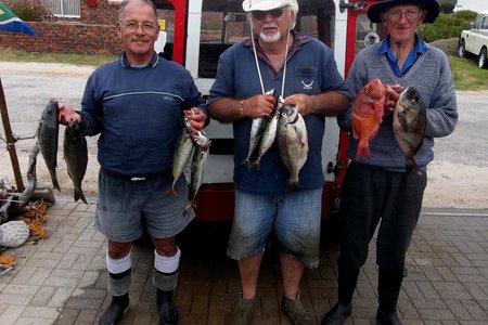 Dis gelukkige manne hierdie! Na ‘n lekker dag op see kan (van links) Steve Serbon, Johan Henn en Jannie Roux ook spog met makriel, mooi hotties en ‘n roman. 